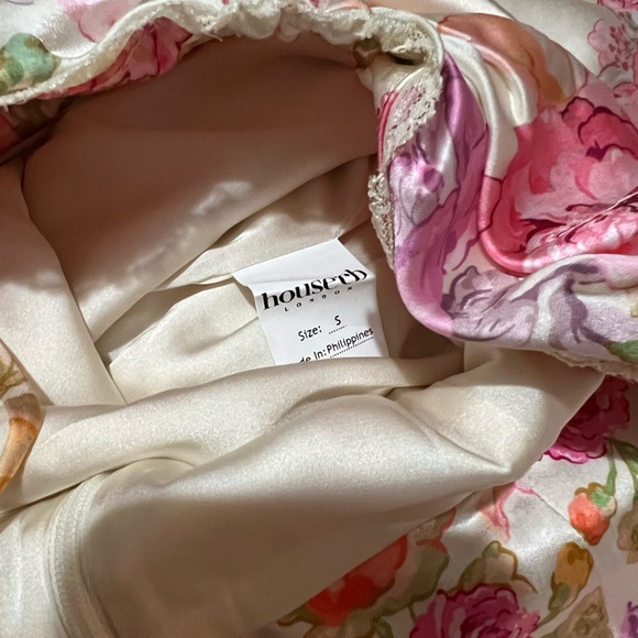 HOUSE OF CB 'Josefina' Ivory Floral Satin Maxi Dress - Picture 10 of 12